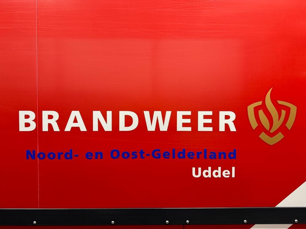 Brandweer Uddel op de zijkant van een brandweervoertuig